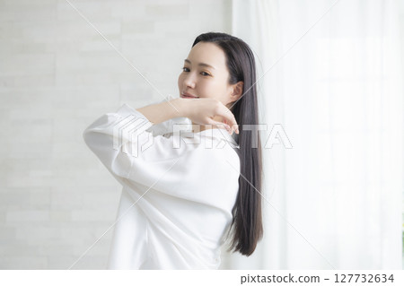 做頭髮護理的女性 127732634