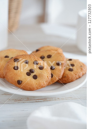 chocolate chip cookie 127732803