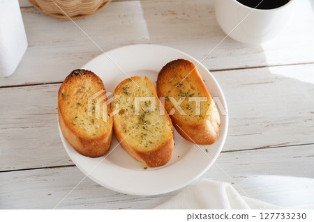 Garlic toast 127733230