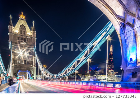 tower bridge in london at night 127733345