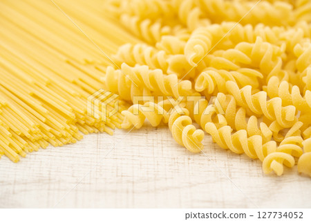 乾義大利麵義大利麵和螺絲粉 乾義大利麵義大利麵和螺絲粉 127734052