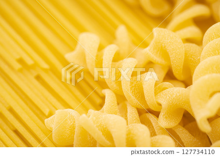 乾燥義大利麵和螺旋麵的特寫 127734110