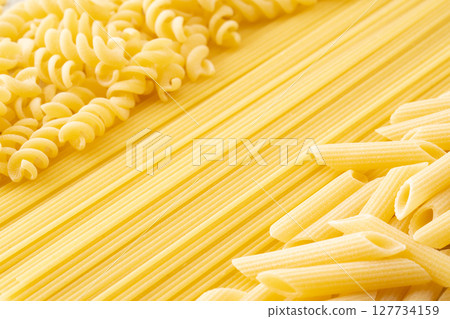 乾燥義大利麵、通心粉和螺絲粉 乾燥義大利麵、通心粉和螺絲粉 127734159