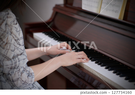 一位年輕的女士彈鋼琴 127734160