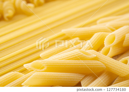 乾燥義大利麵和通心粉的特寫 127734180
