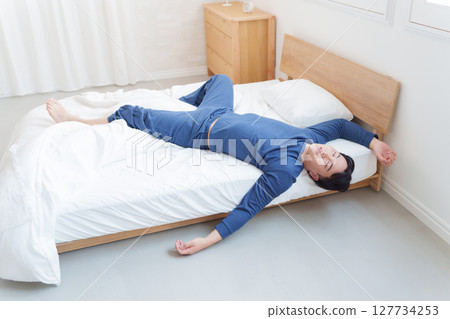 睡眠不好的男人 127734253