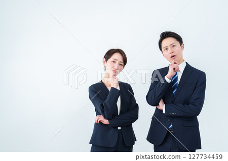 由一位商務人士思考的肖像 127734459