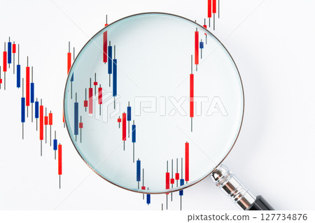 白色背景上放大鏡放大的燭台圖 127734876