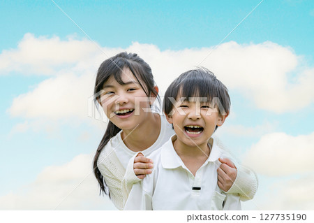 藍天和微笑的孩子們 127735190