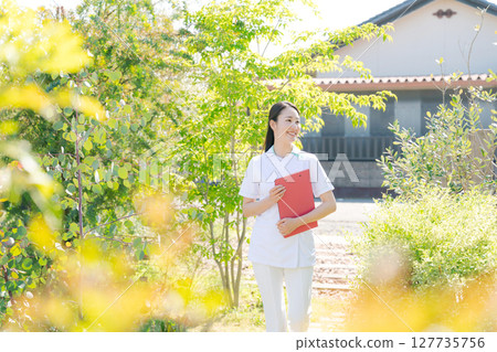 一位來訪的女護士 一位來訪的女護士 127735756