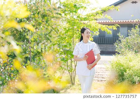 一位來訪的女護士 一位來訪的女護士 127735757