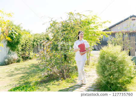 A female nurse who came to visit A female nurse who came to visit 127735760