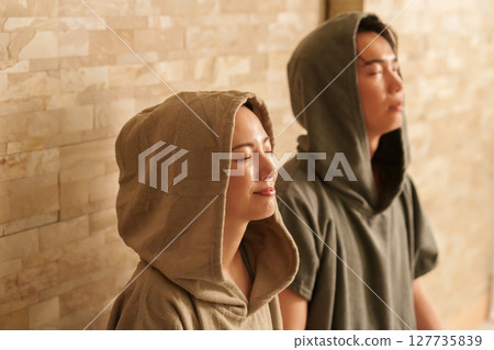 情侶和夫妻進入桑拿 127735839
