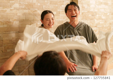 桑拿房裡的情侶和已婚夫婦(Loyly) 桑拿房裡的情侶和已婚夫婦(Loyly) 127735841