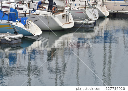 遊艇停泊在江之島遊艇港 遊艇停泊在江之島遊艇港 127736920
