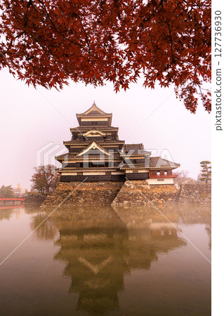 日本風景：松本城，秋葉在晨霧中煙霧繚繞 127736930