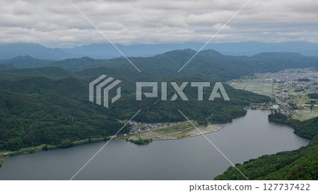 從長野縣大町市小熊山看到的新鮮綠山和木崎湖 127737422
