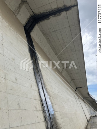 立體交叉下的混凝土牆和雨滴痕跡 127737465