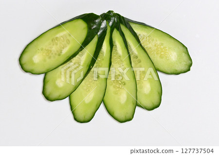 Sliced cucumber 127737504