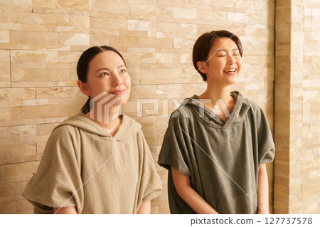 桑拿房裡的女人們 127737578