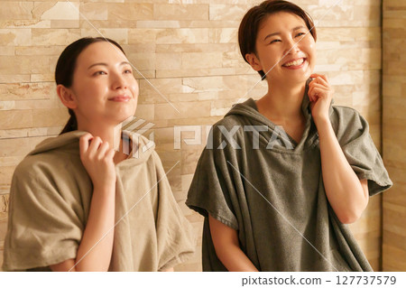 桑拿房裡的女人們 127737579