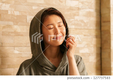 進入桑拿的女人 127737583