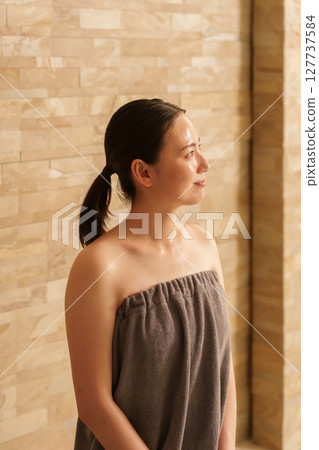 進入桑拿的女人 127737584