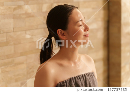 進入桑拿的女人 進入桑拿的女人 127737585
