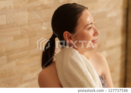 Woman entering the sauna 127737586