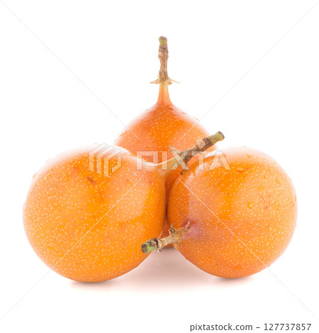 Passion fruit maracuja granadilla 127737857