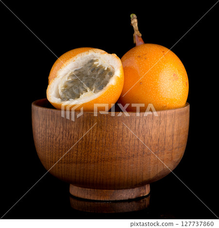 Passion fruit maracuja granadilla 127737860