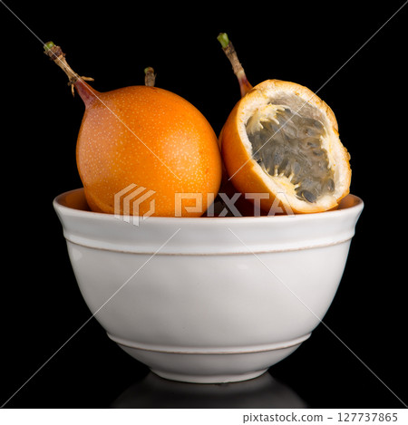 Passion fruit maracuja granadilla 127737865