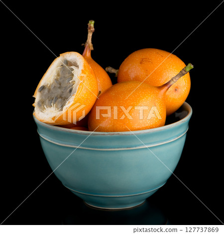 Passion fruit maracuja granadilla Passion fruit maracuja granadilla 127737869