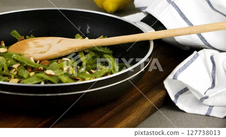 Green beans with roasted almonds Green beans with roasted almonds 127738013