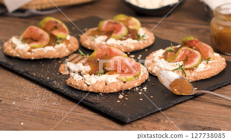 Multigrain crispread appetizer 127738085