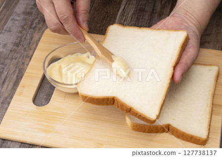 Steps for making thick egg sandwiches: egg sandwiches 127738137