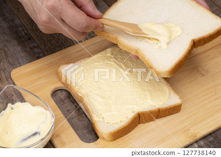 Steps for making thick egg sandwiches: egg sandwiches 127738140