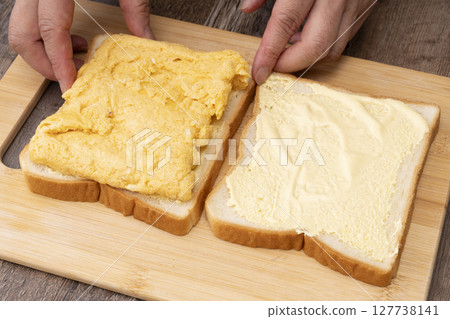 Steps for making thick egg sandwiches: egg sandwiches 127738141