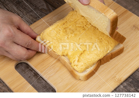 製作厚蛋三明治的步驟：雞蛋三明治 127738142
