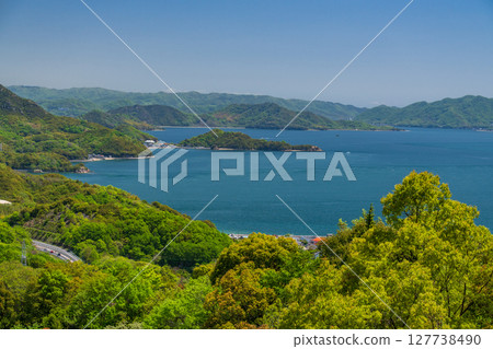 <Hiroshima Prefecture> View of the summit of Innoshima Shiratakiyama, floating in the Seto Inland Sea 127738490
