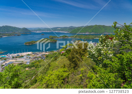 <Hiroshima Prefecture> View of the summit of Innoshima Shiratakiyama, floating in the Seto Inland Sea 127738523