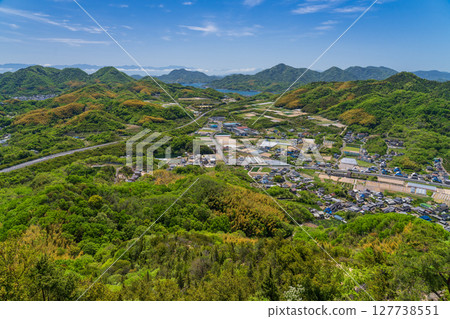<廣島縣> 瀨戶內海上漂浮的因島白瀧山頂景色 <廣島縣> 瀨戶內海上漂浮的因島白瀧山頂景色 127738551
