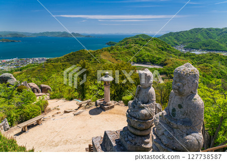 <Hiroshima Prefecture> View of the summit of Innoshima Shiratakiyama, floating in the Seto Inland Sea 127738587