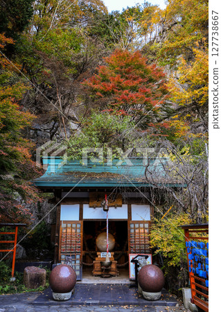Shosenkyo Gorge, a national special scenic spot, with autumn leaves at Shogyokudo Shosenkyo Gorge, a national special scenic spot, with autumn leaves at Shogyokudo 127738667