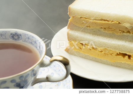 厚蛋三明治 雞蛋三明治和茶 127738875
