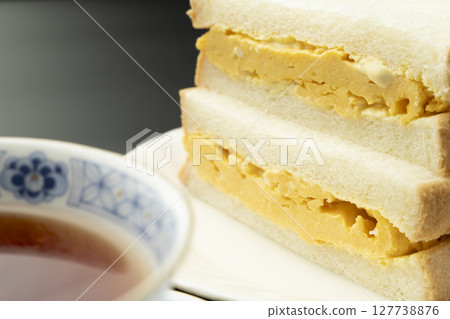 厚蛋三明治 雞蛋三明治和茶 厚蛋三明治 雞蛋三明治和茶 127738876