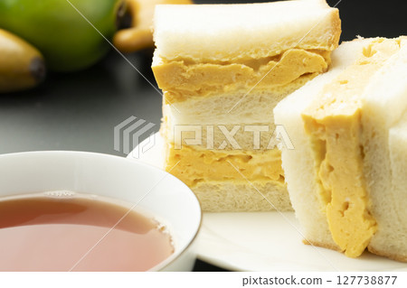 厚蛋三明治 雞蛋三明治和茶 厚蛋三明治 雞蛋三明治和茶 127738877