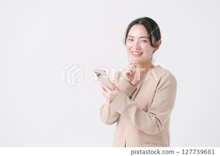 有一套衣服的一名婦女與智能手機 127739681