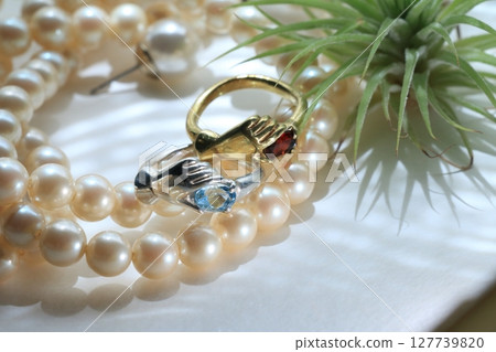 美麗的天然石項鍊和戒指圖像 127739820