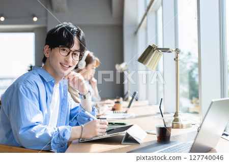 A businessman working in a coworking space 127740046